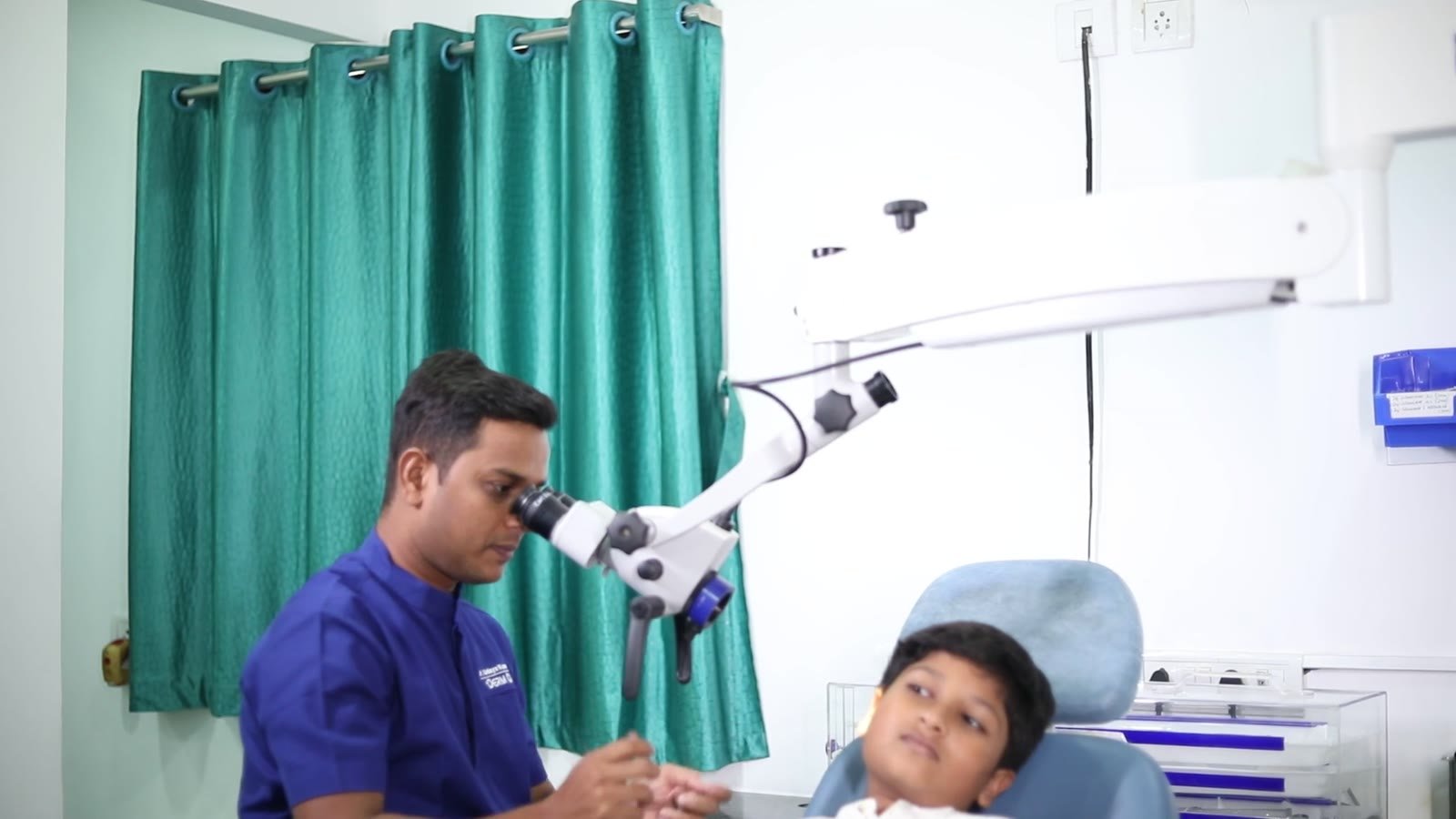 Operating microscope for ear surgery